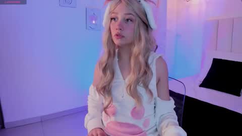 Snapshot of sweett_fire chatting on 03/24/26, 06:35 sweett_fire online show from 03/24/26, 06:35
