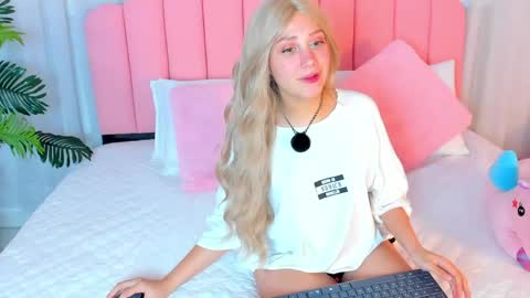 Snapshot of sweett_fire chatting on 04/18/26, 07:58 sweett_fire online show from 04/18/26, 07:58