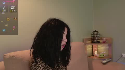 Snapshot of sweett_petite chatting on 04/28/26, 01:27 online show from 04/28/26, 01:27