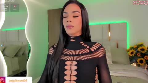 Snapshot of sweett_shinexx chatting on 09/28/25, 04:40 angel online show from 09/28/25, 04:40