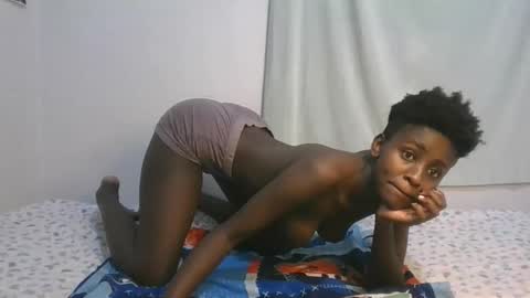 Snapshot of sweety_petite chatting on 11/25/25, 10:15 sweety_petite online show from 11/25/25, 10:15