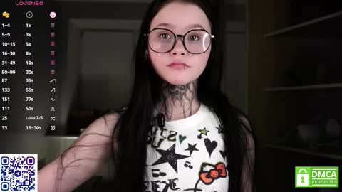 Snapshot of sweetyoops chatting on 11/13/25, 08:08 Astrid online show from 11/13/25, 08:08