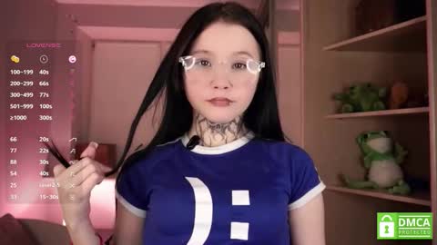 Snapshot of sweetyoops chatting on 11/19/25, 05:46 Astrid online show from 11/19/25, 05:46