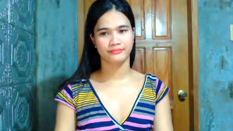 Snapshot of swettie_rhea chatting on 06/24/26, 06:34 Rhea online show from 06/24/26, 06:34
