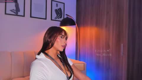 Snapshot of swt_blonde chatting on 05/15/26, 11:45 Ambar online show from 05/15/26, 11:45
