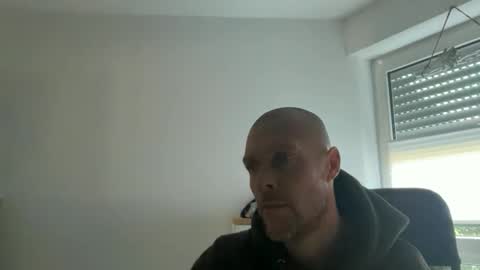 Snapshot of sx1904 chatting on 10/01/25, 11:38 sx1904 online show from 10/01/25, 11:38