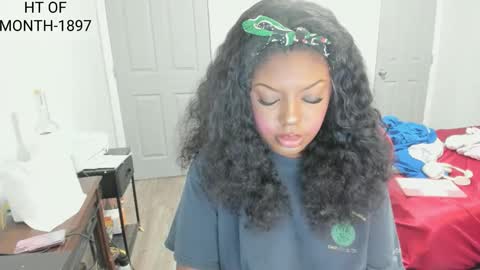 Snapshot of sxamleuy chatting on 11/19/25, 01:11 sxamleuy online show from 11/19/25, 01:11