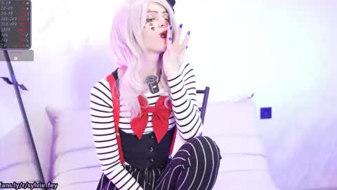 Sylvie online show from 10/05/25, 11:02