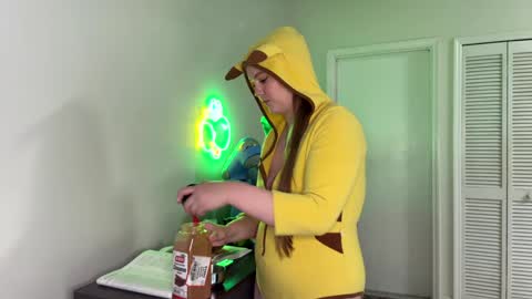 Snapshot of syndica chatting on 10/11/25, 06:50 Jennah online show from 10/11/25, 06:50