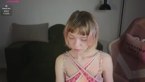 Snapshot of t1nker_bell chatting on 06/11/26, 08:56 Alice online show from 06/11/26, 08:56