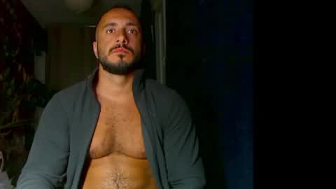 Snapshot of t_huracane chatting on 10/10/25, 05:45 Huracane online show from 10/10/25, 05:45