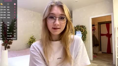 Snapshot of tainastoa chatting on 12/18/25, 01:06 Tessa online show from 12/18/25, 01:06