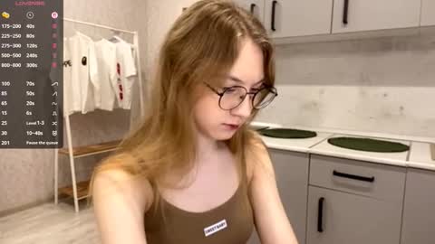 Snapshot of tainastoa chatting on 12/21/25, 02:35 Tessa online show from 12/21/25, 02:35