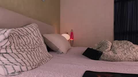 Snapshot of talkinghead7 chatting on 10/22/25, 05:30 Colin online show from 10/22/25, 05:30