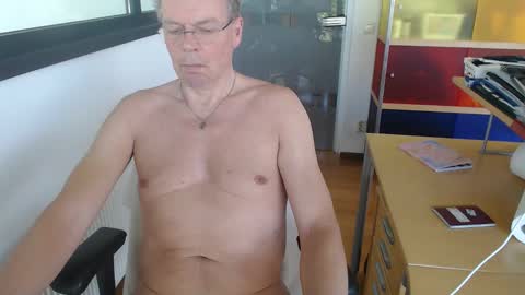 Snapshot of tall_dudenl chatting on 05/05/26, 12:02 Tall daddy online show from 05/05/26, 12:02