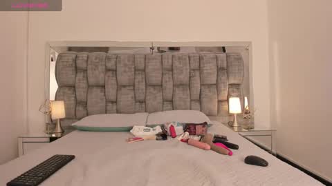 Snapshot of tamara_luaren chatting on 02/13/25, 10:22 Tamara online show from 02/13/25, 10:22