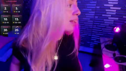 Snapshot of tamara_velezz chatting on 03/19/26, 09:30 Tamara online show from 03/19/26, 09:30