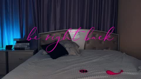 Leila night Mia day online show from 02/04/25, 01:16