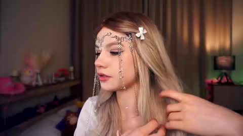 Leila night Mia day online show from 02/17/25, 07:42
