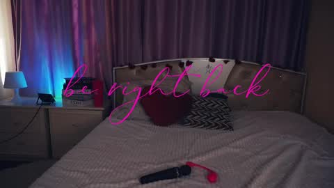 Leila night Mia day online show from 02/26/25, 10:26
