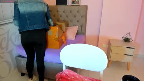 Tania  online show from 09/25/25, 01:15