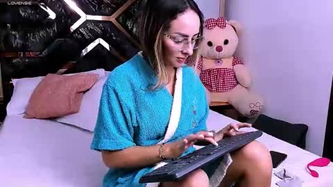 Snapshot of tania_white chatting on 04/10/26, 03:17 Tania online show from 04/10/26, 03:17