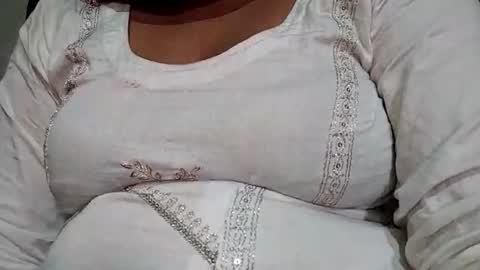 Snapshot of taniya_roy4628 chatting on 03/21/26, 02:05 taniya_roy4628 online show from 03/21/26, 02:05