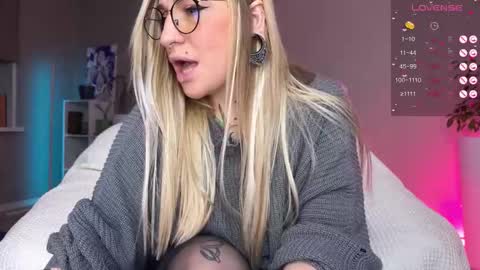 Snapshot of tanya_acid chatting on 12/18/25, 06:25 Tanya acid online show from 12/18/25, 06:25