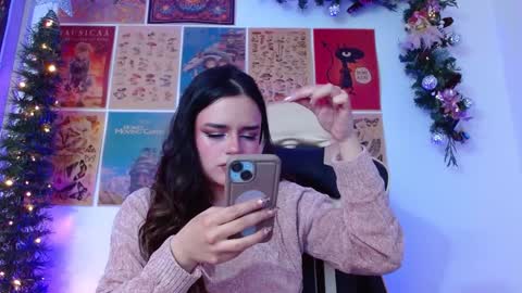 Snapshot of tara_hs chatting on 12/11/24, 02:11 online show from 12/11/24, 02:11