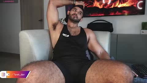 Snapshot of tarek_dan chatting on 11/21/25, 03:22 Tarek online show from 11/21/25, 03:22