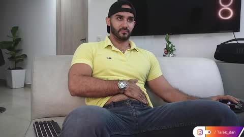 Snapshot of tarek_dan chatting on 04/18/26, 02:10 Tarek online show from 04/18/26, 02:10