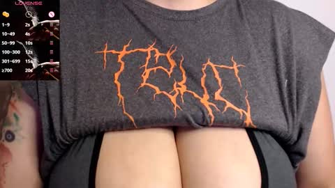 Snapshot of tarrant_ chatting on 11/19/25, 11:27 tarrant_ online show from 11/19/25, 11:27