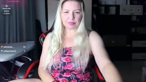 Snapshot of tasha__moon chatting on 10/15/25, 03:34 Tasha  Moon online show from 10/15/25, 03:34