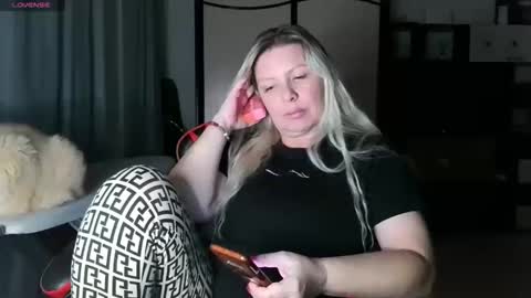 Snapshot of tasha__moon chatting on 10/24/25, 05:09 Tasha  Moon online show from 10/24/25, 05:09