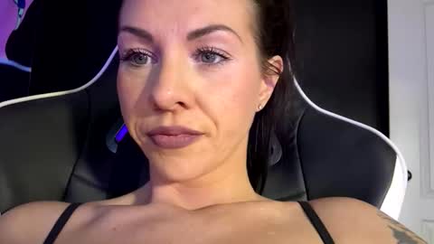 Snapshot of tastemecaroline chatting on 12/17/25, 02:06 tastemecaroline online show from 12/17/25, 02:06