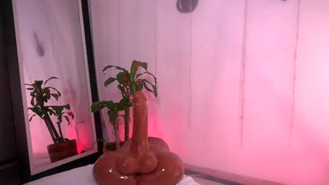 Snapshot of tatiana_monroe chatting on 07/22/26, 02:42 Hey Im Tatiana online show from 07/22/26, 02:42