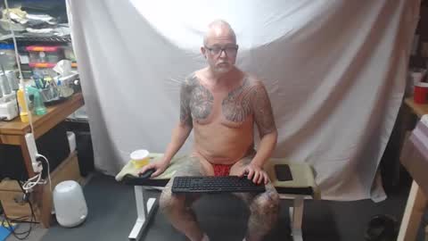 Snapshot of tatsdude chatting on 01/12/26, 04:01 inkbator online show from 01/12/26, 04:01
