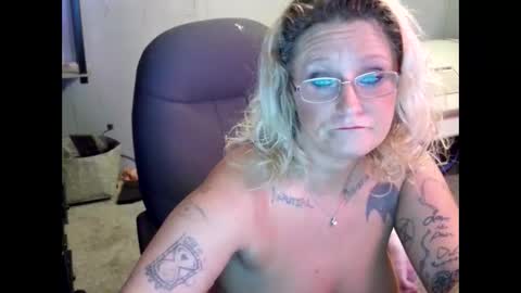 Snapshot of tattooeddirtyteacher chatting on 01/22/25, 12:27 Lisa Lovely online show from 01/22/25, 12:27