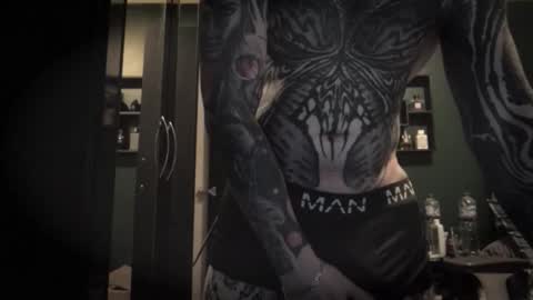 Snapshot of tattooedguy_ chatting on 12/18/25, 07:09 TattooedGuy online show from 12/18/25, 07:09