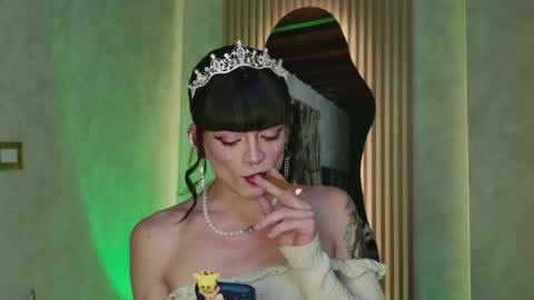 Snapshot of taurito___ chatting on 12/17/25, 01:44 taurito___ online show from 12/17/25, 01:44