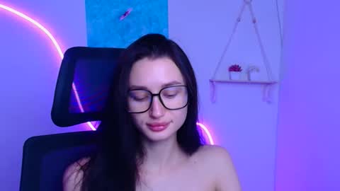 Snapshot of tayavibe chatting on 12/22/25, 06:21 Taya online show from 12/22/25, 06:21
