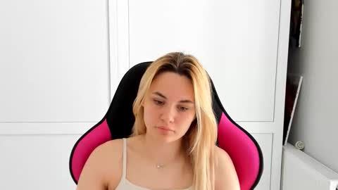 Snapshot of tayla_shy chatting on 05/31/26, 09:05 Tay online show from 05/31/26, 09:05