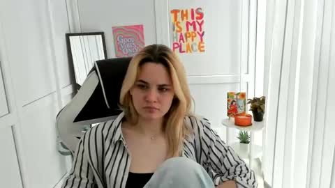 Snapshot of tayla_shy chatting on 06/10/26, 06:56 Tay online show from 06/10/26, 06:56