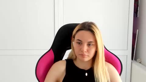Snapshot of tayla_shy chatting on 06/11/26, 12:36 Tay online show from 06/11/26, 12:36