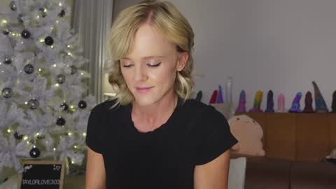 Snapshot of taylor_love_303 chatting on 11/30/25, 11:25 Taylor -- online show from 11/30/25, 11:25