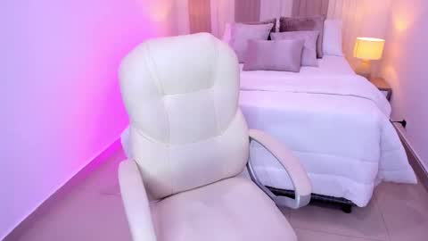 Snapshot of taylorr_hills chatting on 10/24/25, 08:49 Taylor online show from 10/24/25, 08:49