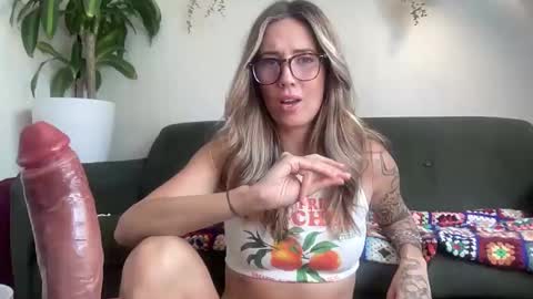 Snapshot of taylorslittlekingdom chatting on 09/17/25, 02:46 Taylor online show from 09/17/25, 02:46