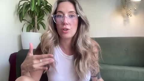 Snapshot of taylorslittlekingdom chatting on 10/08/25, 01:14 Taylor online show from 10/08/25, 01:14