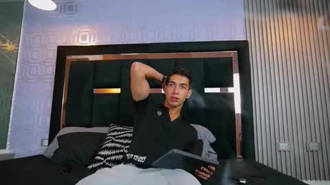 Snapshot of taylorsmiths_ chatting on 11/23/25, 03:17 taylorsmiths_ online show from 11/23/25, 03:17