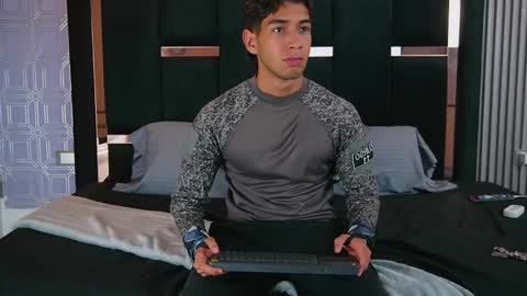 Snapshot of taylorsmiths_ chatting on 11/25/25, 03:06 taylorsmiths_ online show from 11/25/25, 03:06